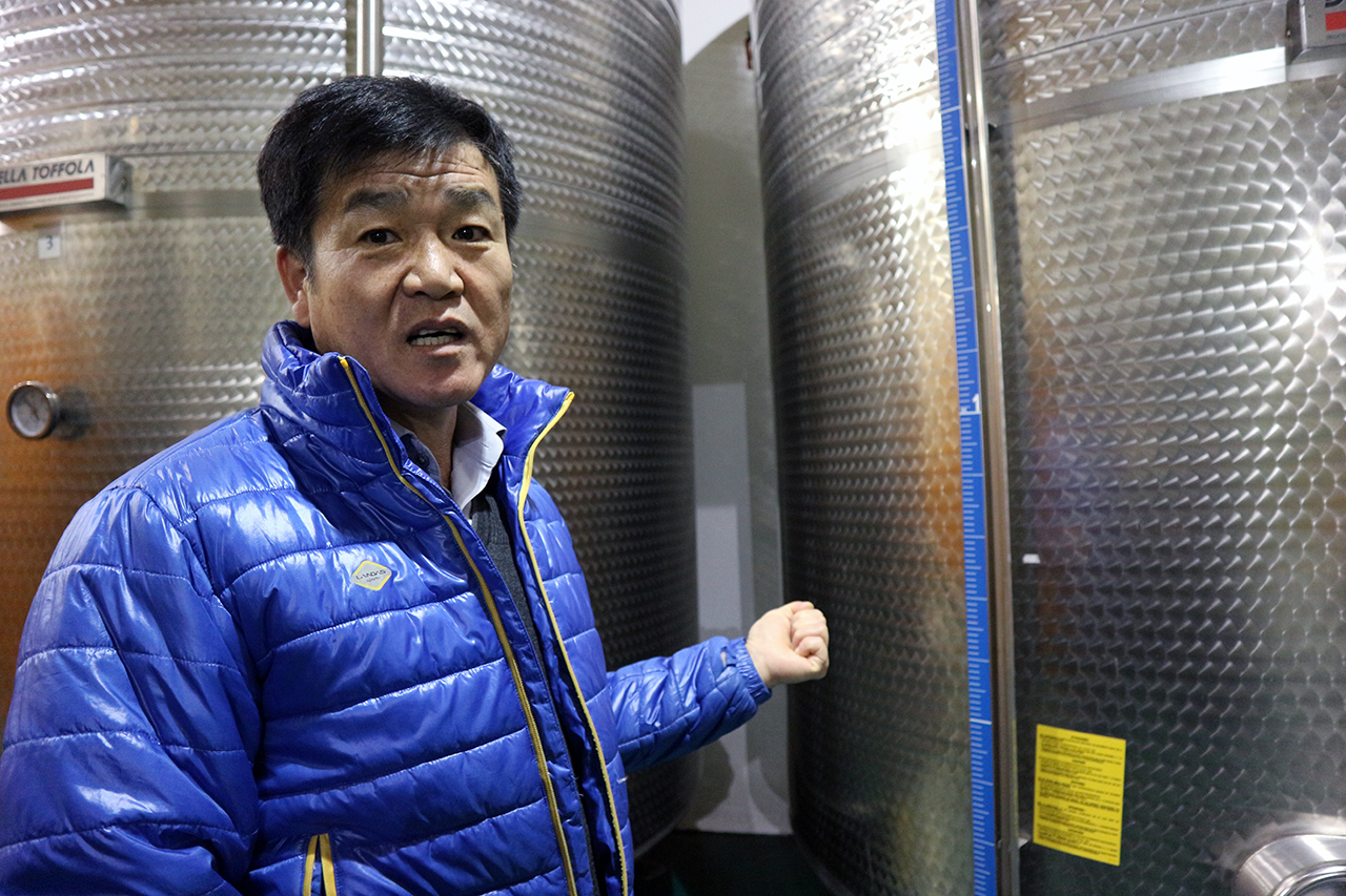 와인생산시설을 설명하고 있는 김지원 그랑꼬또 와이너리 대표