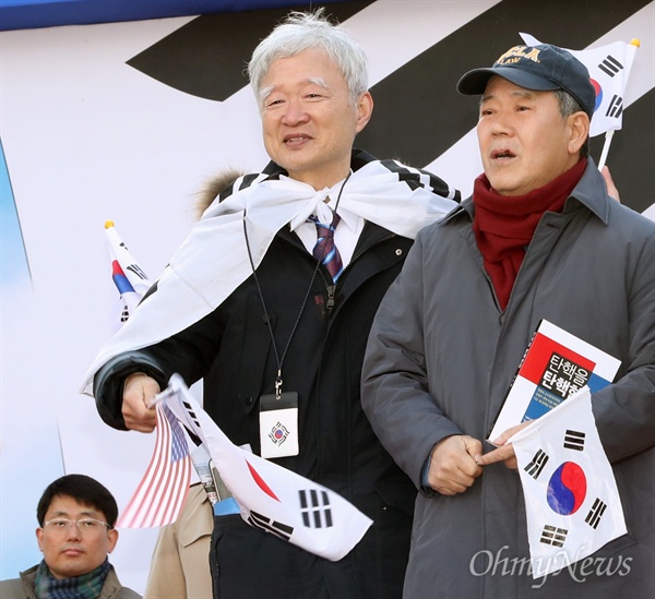 박근혜 대통령 변호인단 김평우 변호사(오른쪽)와 서석구 변호사가 18일 서울 대한문 앞에서 열린 제13차 탄핵기각 총궐기 국민대회에서 연단에 올라 탄핵무효를 주장하고 있다.