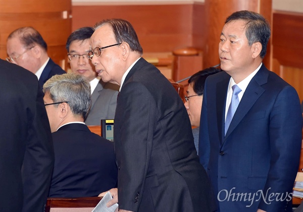 20일 서울 종로구 재동 헌법재판소 대심판정에서 열린 박근혜 대통령 탄핵심판 15차 변론에 박 대통령 측 변호인인 김평우 전 대한변협 회장(오른쪽)이 입장하고 있다. 이날 김 변호사는 이정미 헌법재판소장 권한대행에게 "그럴 거면, 왜 헌법재판관씩이나 하느냐" "왜 함부로 재판을 진행하느냐"라며 막말을 했다.