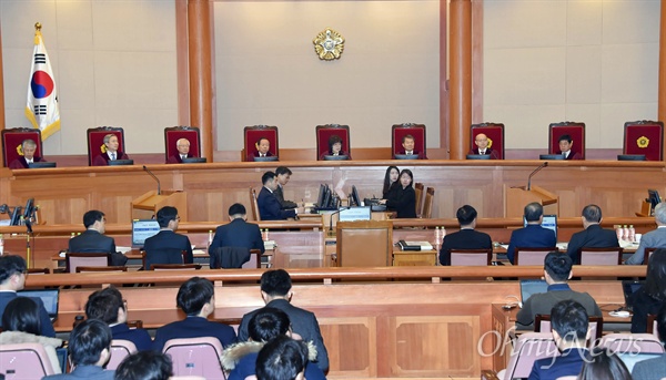 20일 헌법재판소에서 이정미 헌법재판소장 대행 주재로 박근혜 대통령 탄핵심판 15차 변론이 진행되고 있다. 
