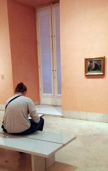 미술관을 찾은 사람들의 관람 방식은 다양했다. 한 청년이 의자에 앉아 스케치북에 그림을 따라 그리고 있다.