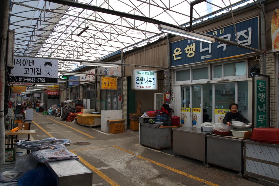 여수 학동 도깨비시장 내에 있는 국밥집 은행나무집이다.
