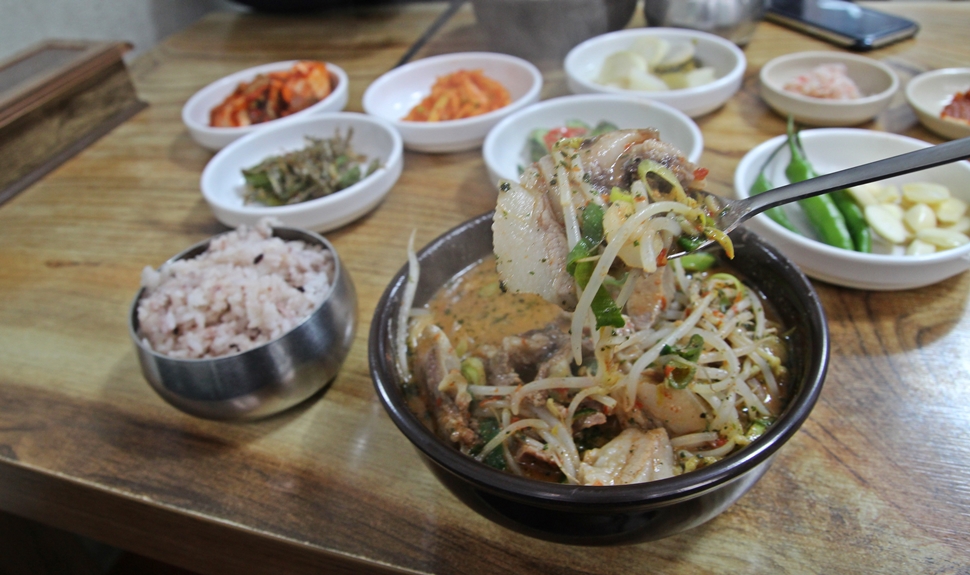난생처음 맛보는 숙주나물이 들어간 돼지국밥이다.
