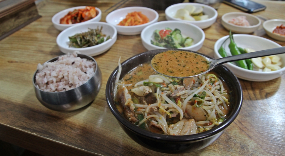 “이집 국밥 진짜 쌈박해~, 국물이 기똥차게 맛있어요” 
