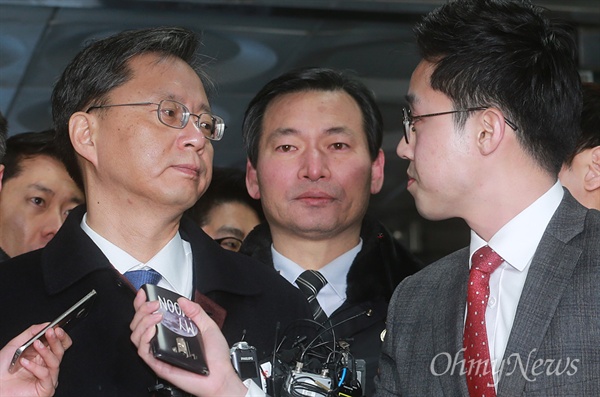 직권남용권리행사방해와 직무유기 등의 혐의를 받고 있는 우병우 전 청와대 민정수석이 21일 오전 서울 서초구 서울중앙지방법원에서 영장실질심사에 앞서 취재기자의 질문을 받으며 흘겨 보고 있다.
이날 우 전 수석은 "최 씨를 왜 자꾸 모른다고 하냐"는 질문에 돌아서서 취재기자를 흘겨 보기도 했다.