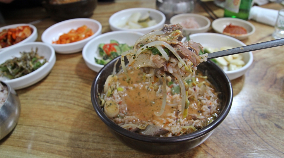 숙주나물과 돼지머리고기가 어우러진 국밥이다. 