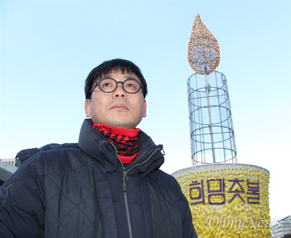 거리에 나서야 만날 수 있는 송경동 시인. 그는 지난해 11월 서울 광화문 광장에 텐트를 치고 캠핑촌장이 됐다.