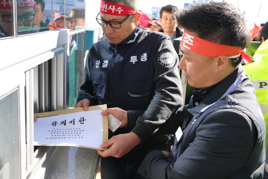 한국예선업협동조합과 항만예인선연합노동조합은 20일 집회를 열어 한국가스공사를 규탄한 뒤, 입찰을 강행할 경우 무역항 예선 배정 중단과 총파업으로 대응하겠다는 항의서한을 전달했다.