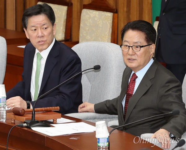 국민의당 박지원 대표와 주승용 원내대표가 21일 오후 국회에서 열린 최고위원-국회의원 연석회의에 참석하고 있다. 