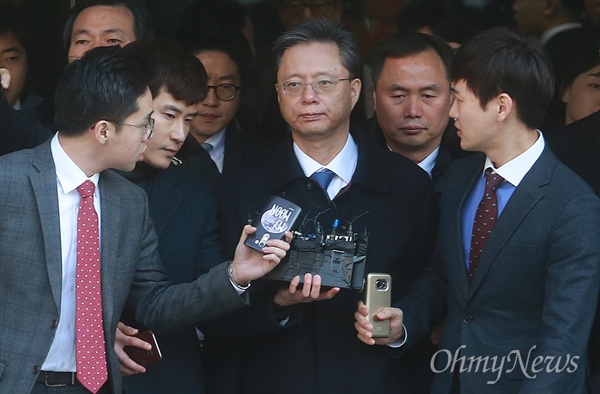 직권남용권리행사방해와 직무유기 등의 혐의를 받고 있는 우병우 전 청와대 민정수석이 지난 21일 오후 서울 서초구 서울중앙지방법원에서 영장실질심사를 마친 뒤 법정을 나서고 있다.
