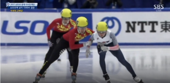  동계아시안게임 쇼트트랙 남자 1500m 결승 장면. 한티엔위(중국, 왼쪽)이 박세영(한국, 오른쪽)의 진로를 막고자 팔을 넣으며 방해하고 있다 