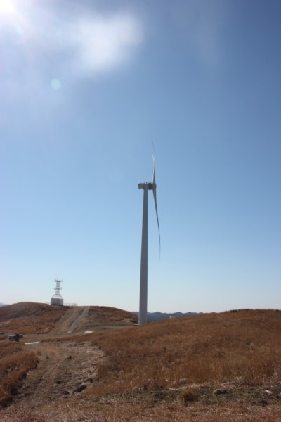 바람이 언덕에 있는 풍력발전기