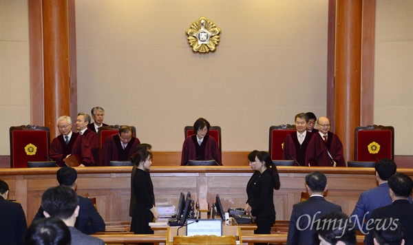 22일 오전 서울 종로구 재동 헌법재판소 대심판정에서 열린 박근혜 대통령 탄핵심판 제16차 변론에서 이정미 헌법재판소 권한대행을 비롯한 헌법재판관들이 착석하고 있다. 