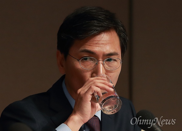 더불어민주당 대선경선에 출마한 안희정 충남도지사가 지난 22일 오전 서울시 중구 프레스센터에서 열린 관훈토론에서 물을 마시고 있다.
