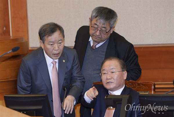 22일 오전 서울 종로구 헌법재판소에서 열린 박근혜 대통령 탄핵심판 16차 변론기일에서 이동흡 변호사(오른쪽)를 비롯한 박 대통령측 법률대리인단 김평우 변호사(왼쪽)와 이야기를 나누고 있다. 