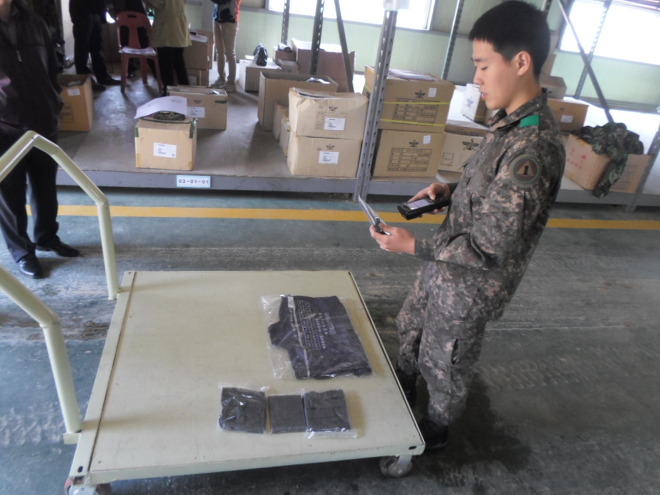 군수품 현장관리 자동화체계 시스템을 사용 중인 병사의 모습
