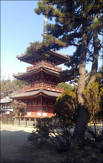 경내의 3중탑은 효고현 지정문화재다 