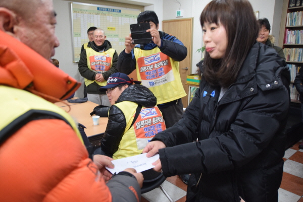 진주의료원해고노동자들이 십시일반 모아 낸 기금을 한국산연지회에 전달했다