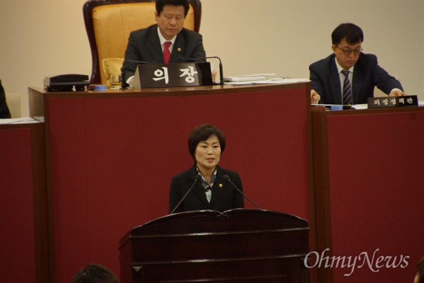  대구시의회 김혜정(더불어민주당) 시의원이 22일 열린 제247회 임시회 본회의에서 대동초와 산격초의 통합안에 대한 반대의견을 발언하고 있다.