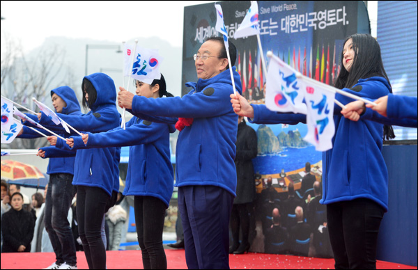 김관 용 경상북도지사가 22일 오후 광화문에서 열린 '독도수호 범국민대회'에서 참가자들과 함께 독도 깃발을 흔들고 있다.