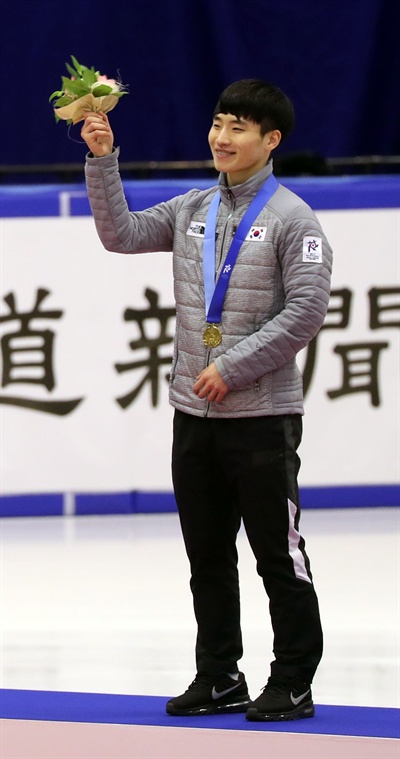  지난 22일 일본 삿포로 마코마나이 실내 빙상장에서 열린 2017 삿포로 동계아시안게임 쇼트트랙 남자 1000m에서 금메달을 획득한 서이라가 포즈를 취하고 있다. 2017.2.22