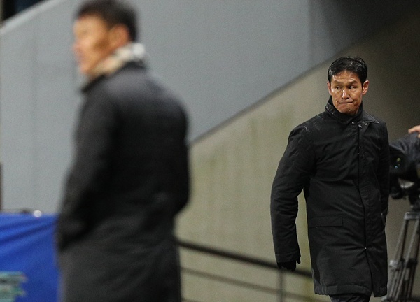   22일 오후 제주 서귀포 월드컵경기장에서 열린 아시아축구연맹(AFC) 챔피언스리그 조별리그 H조 1차전 장쑤 쑤닝과 제주 유나이티드의 경기. 장쑤 최용수 감독이 선수들을 지켜보고 있다. 