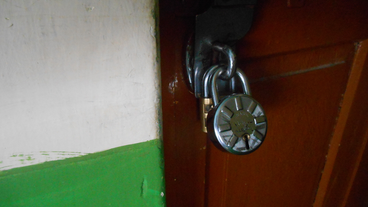 이탈리아 사내의 방문을 굳게 물고 있는 두 개의 자물쇠. 하나는 숙소에서 제공한 것이고 다른 하나는 개인이 가지고 다니는 것이다.