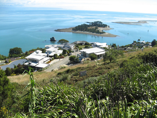 뉴질랜드 남 섬의 넬슨이란 도시 근처 리버사이드 공동체에서 27일을 보내기로 했다.(사진은 넬슨의 바닷가)