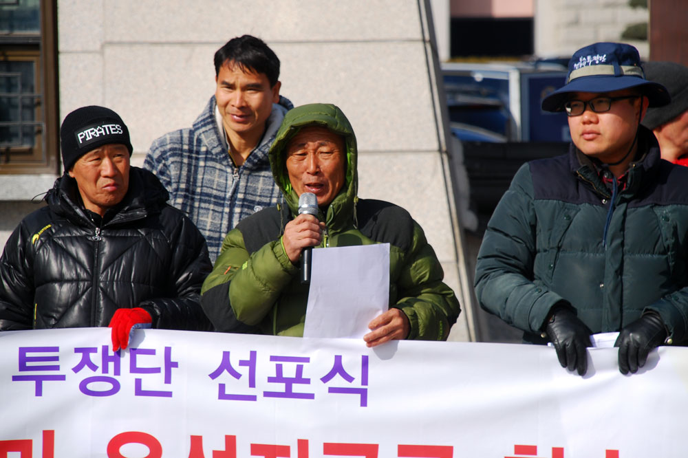  우금티기념사업회 박남식 이사장이 규탄발언을 이어가고 있다. 