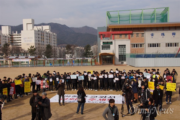 전국에서 유일하게 국정 역사교과서 연구학교로 지정된 경북 경산의 문명고의 학생들과 학부모들이 23일에도 운동장에 모여 5일째 반대 집회를 열고 연구학교 철회를 요구했지만 학교측은 강행할 의지를 밝혔다