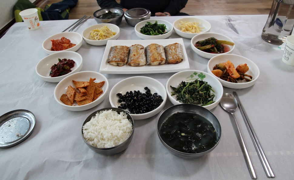 저두맛집의 갈치백반 기본 상차림이다.