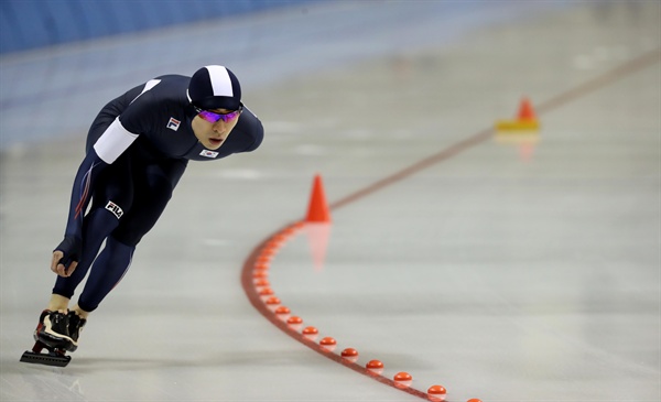  지난 22일 일본 홋카이도현 오비히로 오벌에서 열린 2017 삿포로 동계아시안게임 스피드스케이팅 남자 10,000m에서 이승훈이 힘차게 질주하고 있다. 