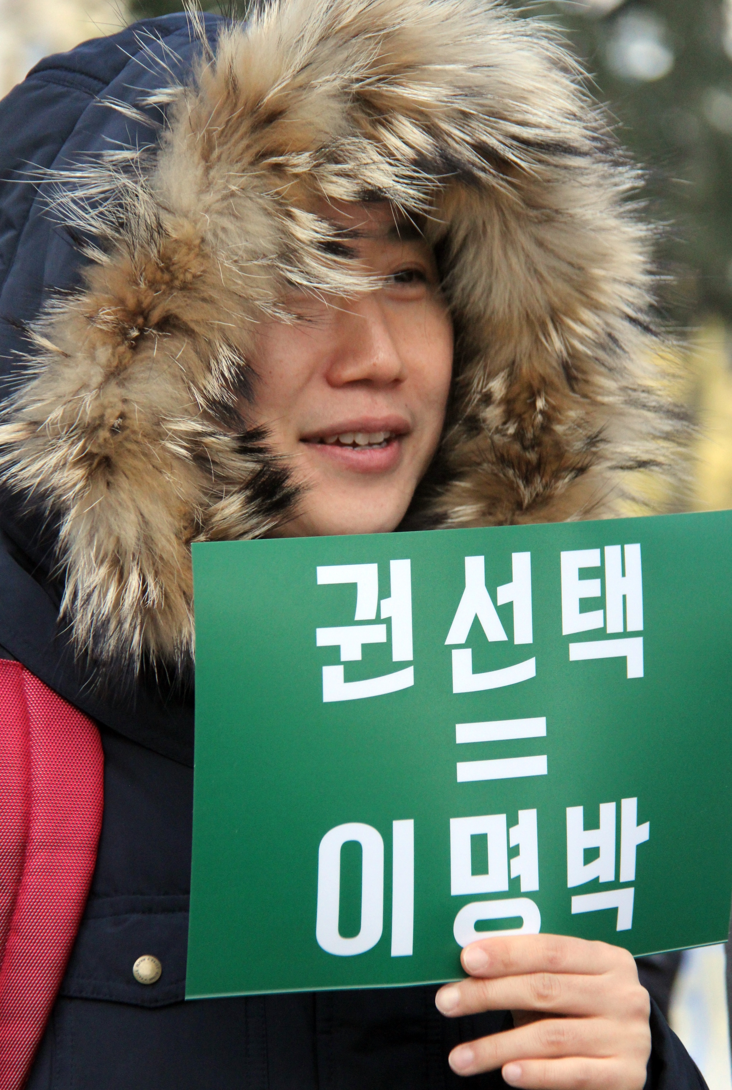 이날 참석자들은 일제히 "권선택 시장=이명박" 이라는 손글씨를 일제히 들었다.