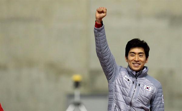  22일 일본 홋카이도현 오비히로 오벌에서 열린 2017 삿포로 동계아시안게임 스피드스케이팅 남자 10,000m에서 이승훈이 금메달을 획득해 시상식에 올라 주먹을 쥐고 인사하고 있다. 이승훈은 이번 대회에서 5,000m에서 금메달을 목에 걸어 2관왕에 올랐다. 
