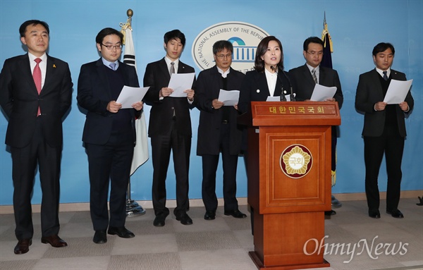 변호사 119인, 안희정 공개 지지선언 양소영 변호사를 비롯한 변호사 119명이 23일 오후 국회 정론관에서 더불어민주당 대선경선 후보로 나선 안희정 충남도지사에 대한 공개지지를 선언하고 있다. "안 지사의 30년 직업정치 발자취가 보여준 민주주의에 대한 소명의식에 신뢰를 보낸다"며 "국정농단이 야기한 헌정질서 문란과 국가적 위기로부터 대한민국을 화합과 통합으로 이끌어낼 적임자로서 안 지사를 지지한다"고 밝혔다. 