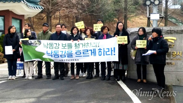 낙동강경남네트워크는 23일 한국수자원공사 경남지역본부 앞에서 '4대강 천변저류지 사업 반대'를 촉구했다.