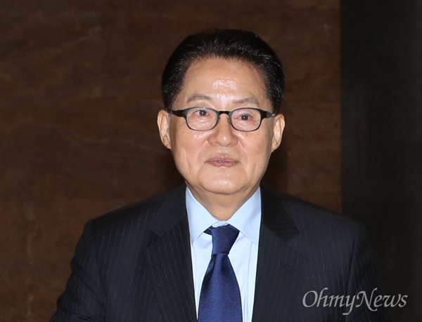 박지원 국민의당 대표가 지난 2월 23일 오후 국회 본회의에 참석하기 위해 회의장으로 향하고 있다.