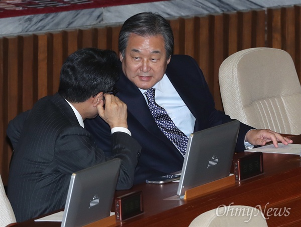  바른정당 김무성 의원이 23일 오후 국회 본회의장에서 정병국 대표와 대화나누고 있다. 