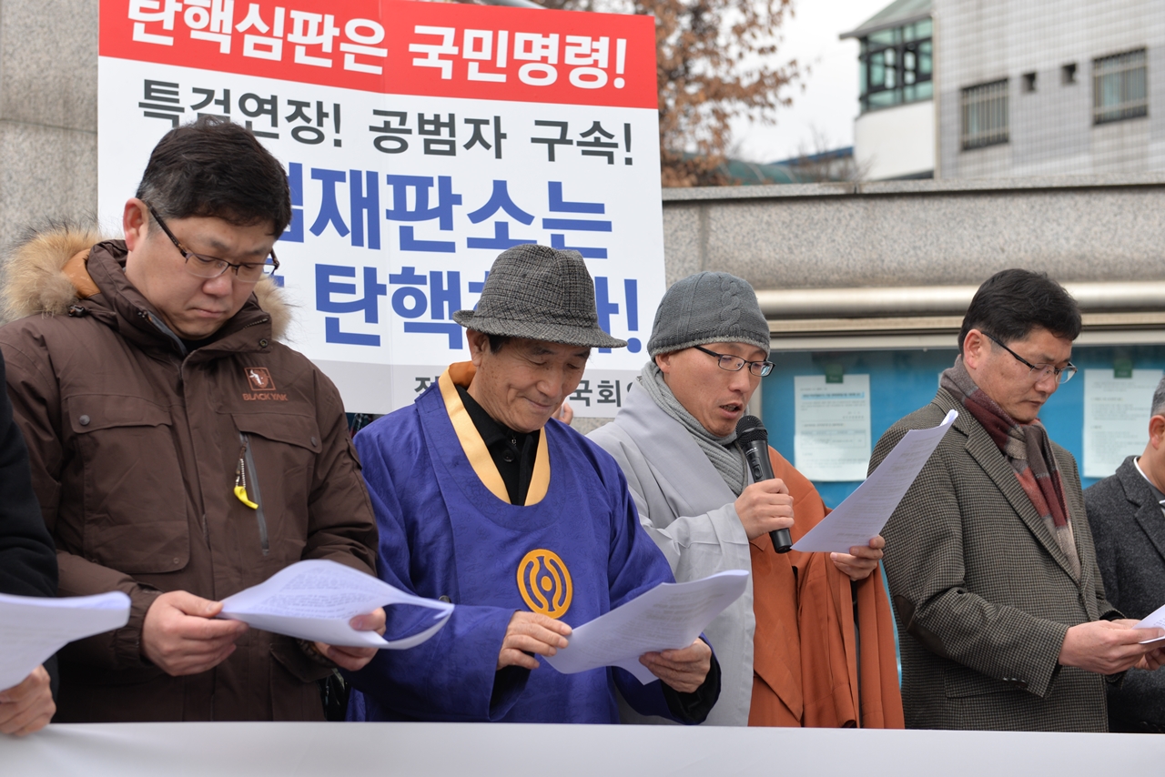 불교계 범혜 스님을 비롯해 천주교 조민철 신부, 천도교 이윤영 선도사, 원불교 김도형 교무, 기독계 이세우 목사 등 전북지역 5대 종단 성직자들도 특검연장과 탄핵인용을 촉구했다  