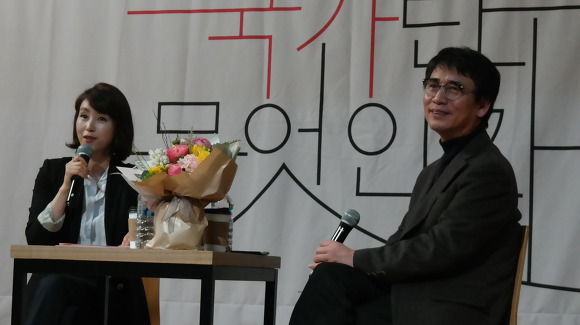 대담 중인 박혜진 아나운서(좌)와 유시민 작가(우)