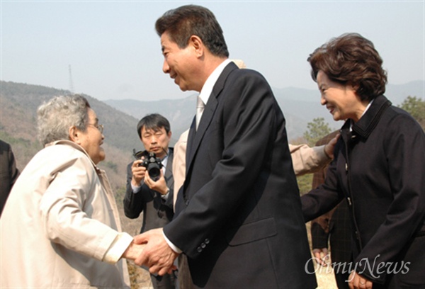 고 노무현 전 대통령 장모인 박덕남씨가 24일 별세했다. 사진은 2008년 3월 11일 고 노무현 전 대통령이 부인 권양숙 봉하재단 이사장, 장모(왼쪽)와 함께 장인의 묘소를 참배했을 때 모습.