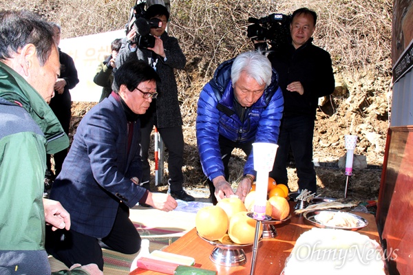  한국전쟁기 민간인학살 유해발굴 공동조사단은 24일 오전 경남 진주시 명석면 용산고개 학살지에서 유해발굴 작업을 벌였다. 사진은 개토제.