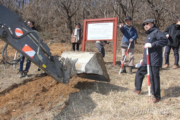  한국전쟁기 민간인학살 유해발굴 공동조사단은 24일 오전 경남 진주시 명석면 용산고개 학살지에서 유해발굴 작업을 벌였다. 