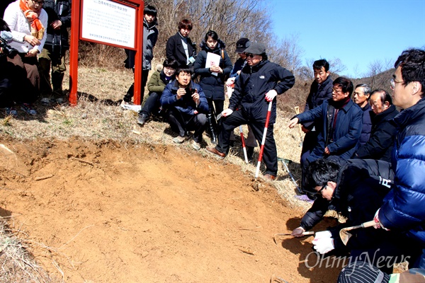  한국전쟁기 민간인학살 유해발굴 공동조사단은 24일 오전 경남 진주시 명석면 용산고개 학살지에서 유해발굴 작업을 벌였다. 