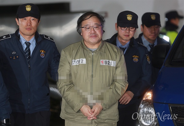 2017년 2월 24일 국정농단 의혹 사건으로 구속된 안종범 전 청와대 경제수석이 박영수 특별검사팀 사무실에서 조사 받기 위해 소환되고 있다.