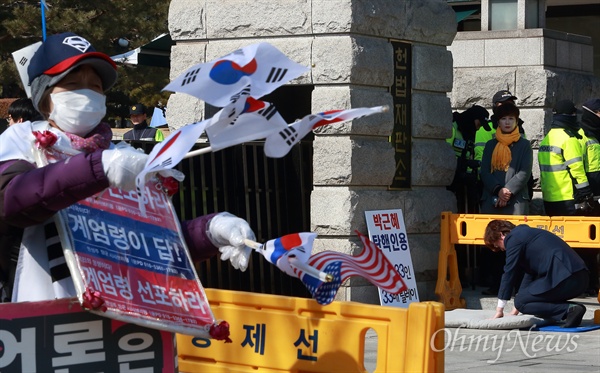 [오마이포토] "계엄령 선포하라" 대 "탄핵인용 해주세요" 