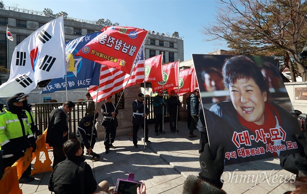 24일 오후 서울 종로구 재동 헌법재판소앞에서 일부 육해공군 등 예비역들로 구성된 ‘구국동지회’ 회원들이 태극기와 성조기 등을 들고나와 탄원서 제출 기자회견을 열었다. 이들은 박근혜 대통령 탄핵심판과 관련해 ‘졸속적으로 탄핵인용될 경우 우국충정의 결심을 해 행동을 할 것’이라고 밝혔다.