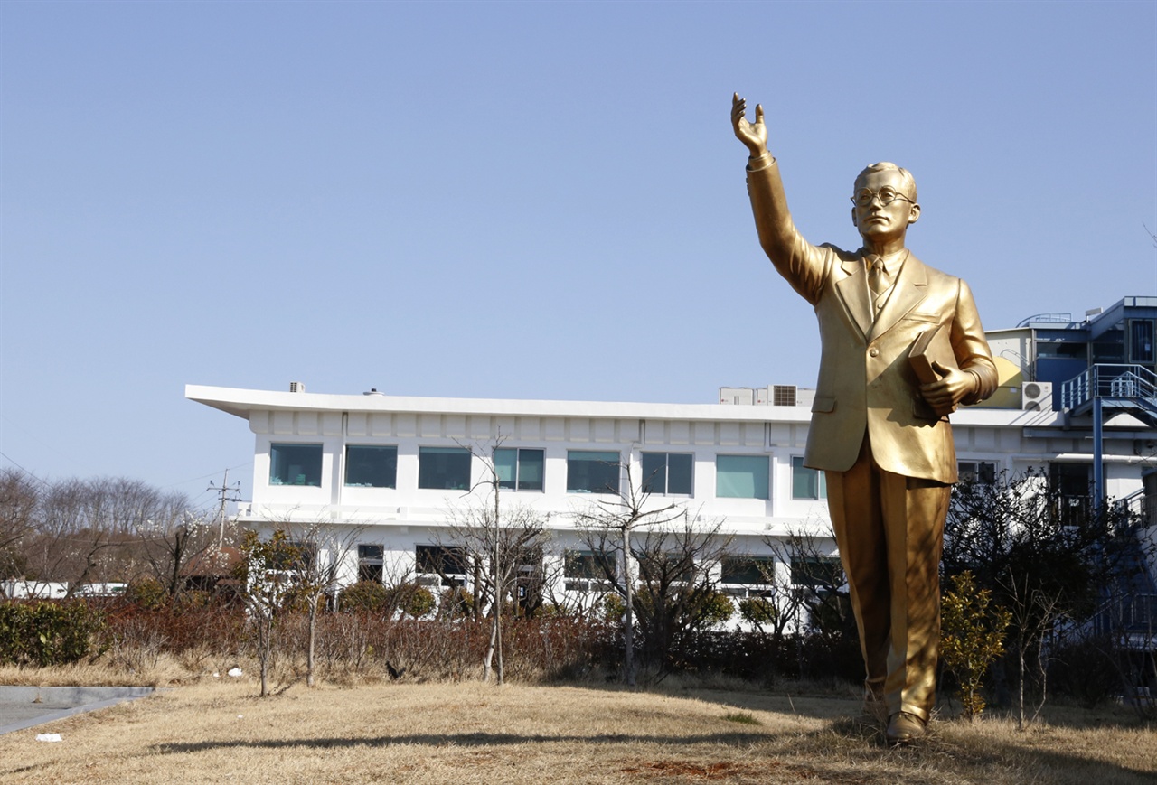 여수 애양병원에 세워진 손양원 목사 동상. 손 목사는 애양원 환자들의 신앙생활을 위해 지은 애양원교회에서 사랑을 실천하고, 두 아들을 죽인 범인까지도 용서하고 양아들로 삼아 목회자로 키웠다.