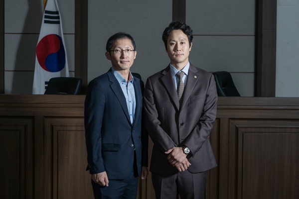  영화 <재심>의 모티브가 된 '약촌오거리 살인사건'을 이끈 박준영 변호사와, 영화에서 그의 역할을 맡은 배우 정우. 