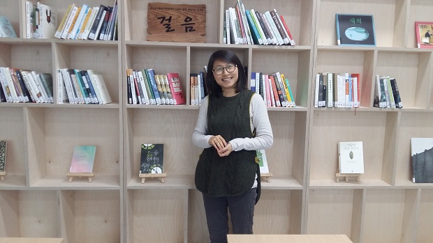 충남공익활동지원센터에서 일하고 있는 김지양씨. 공익활동지원센터 내의 작은 도서관 '걸음'에서 포즈를 취하고 있다.   